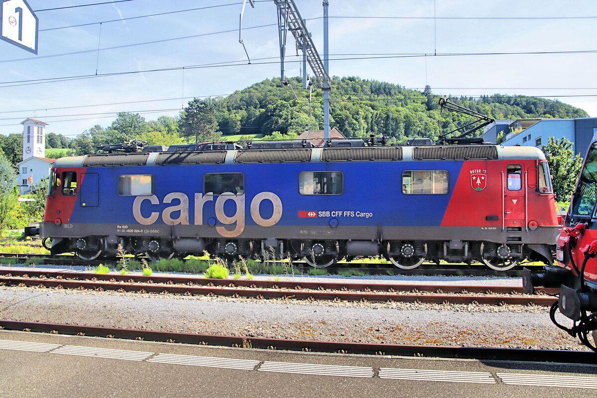 Re 6/6 620 024  Rothrist  hat einen Tankwagenzug nach Laufenburg gebracht und steht nun neben dem Laufenburg-Pendel im Bahnhof. 21.August 2024 