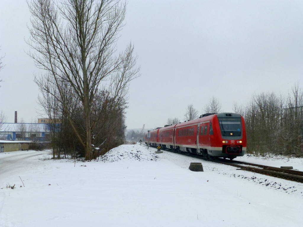 RE mit 612 148 und 102 kurz vor dem Bahnübergang Kindleber Straße in Gotha Ost, 25.1.17.