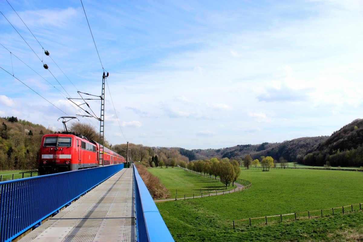 RE9 Rhein-Sieg-Express Richtung Aachen Hbf kurz hinter dem Bahnhof Merten(Sieg) mit BR 111 mit 5 Dostowagen