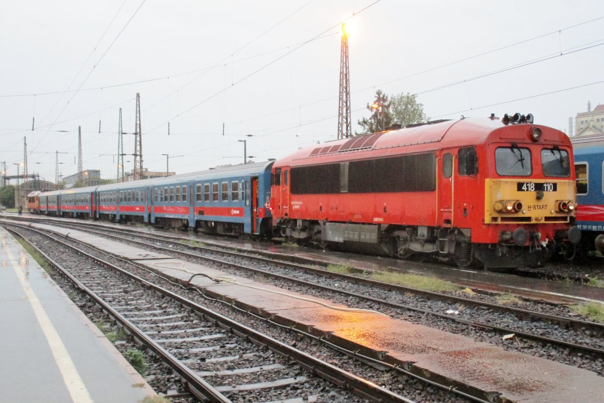 Regen und 418 110 sind anwesend in Budapest-Nyugati am 19 September 2017.