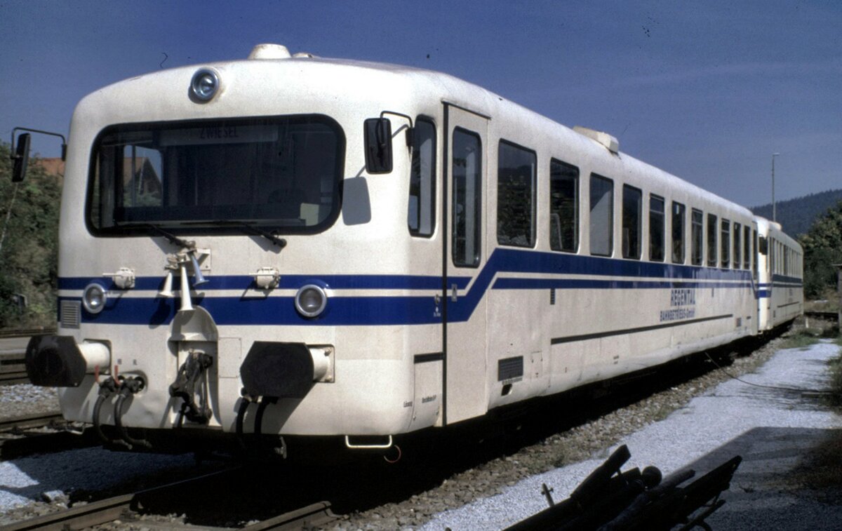 Regental-Bahnbetriebs GmbH (RBG) VT 09 und dahinter VT 10 beide ehemals Akkutriebwagen BR 515 in Zwiesel am 12.09.1997. Die ehemaligen Akkutriebwagen 515 wurden von der RGB auf Dieseltriebwagen umgebaut. Ein Serien-Umbau kam jedoch nicht zustande, es blieb bei den beiden Einzelstcken.