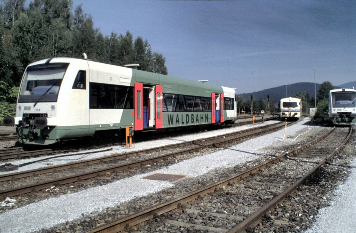 Regental Betriebsgesellschaft Waldbahn VT 18 (650), im Hintergrund VT 10 und VT 09, Umbauten aus Akkutriebwagen BR 515 in Zwiesel am 12.09.1997.
