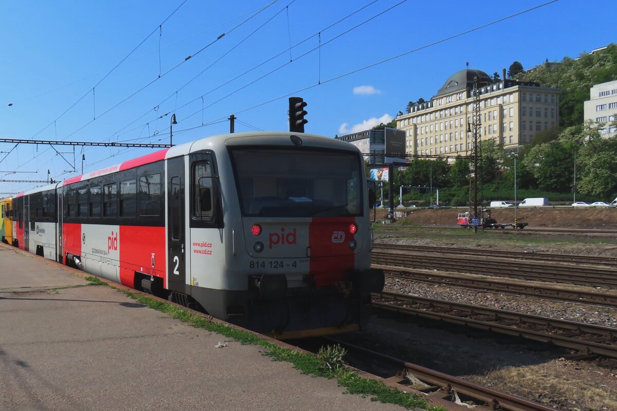 RegioNova 814 124 hat die neue PID Farben bekommen und steht am 9 Mai 2024 in Praha-Smichov.