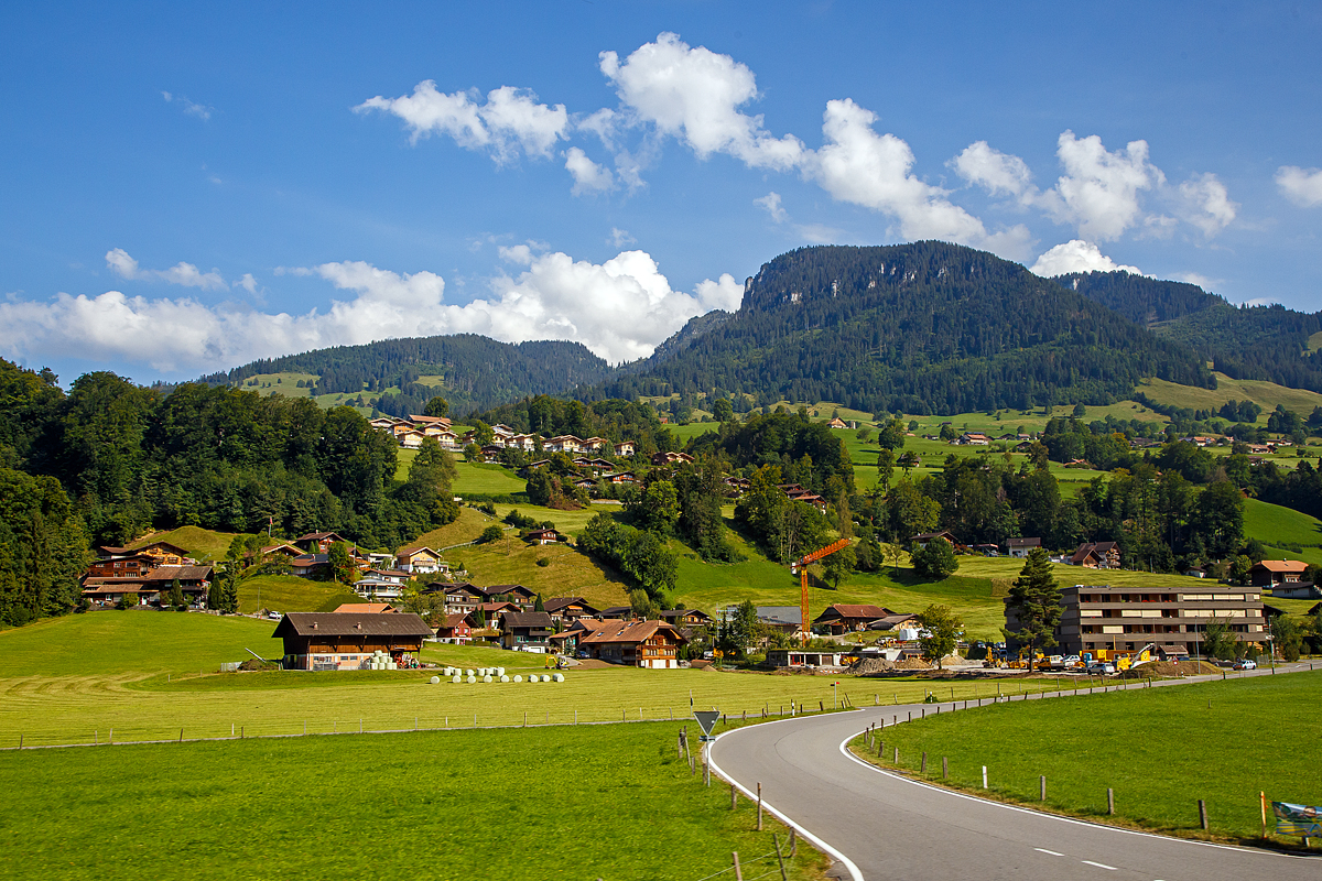 Reichenbach im Kandertal am 08.09.2021.
Ein Blick durchs Fenster vom Zug, wir sind gerade von Mülenen mit einem Lötschberger in Richtung Domodossola losgefahren. 