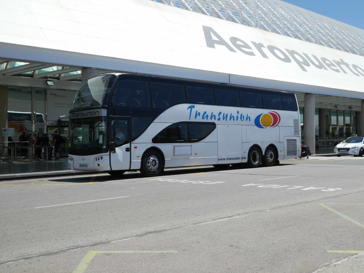 Reisebus von  TRANSUNION  bringt Flugg�ste zum Airport Palma /Mallorca im Juni 2016