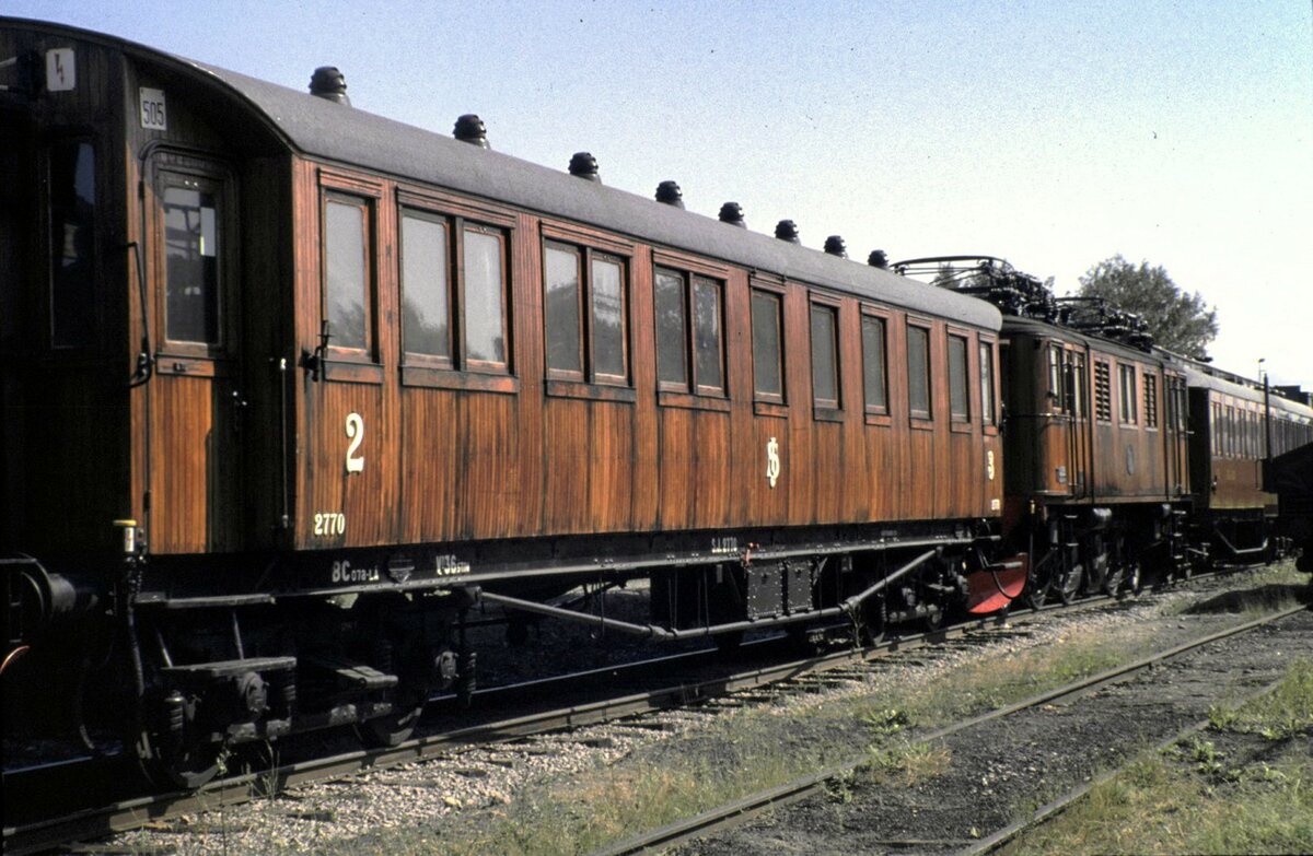 Reisezugwagen in Holzbauart BC SA 2770 und Ellok Typ D Nr.101 im Eisenbahnmuseum Gävle am 10.08.1994.