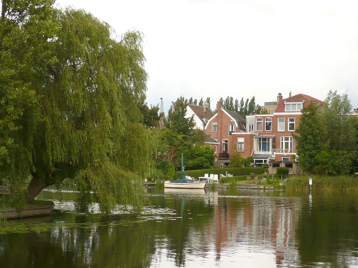 Rembrandtpark am Rhein in Leiden 09-09-2013.

De Rijn bij het Rembrandtpark.  Leiden 09-09-2013.