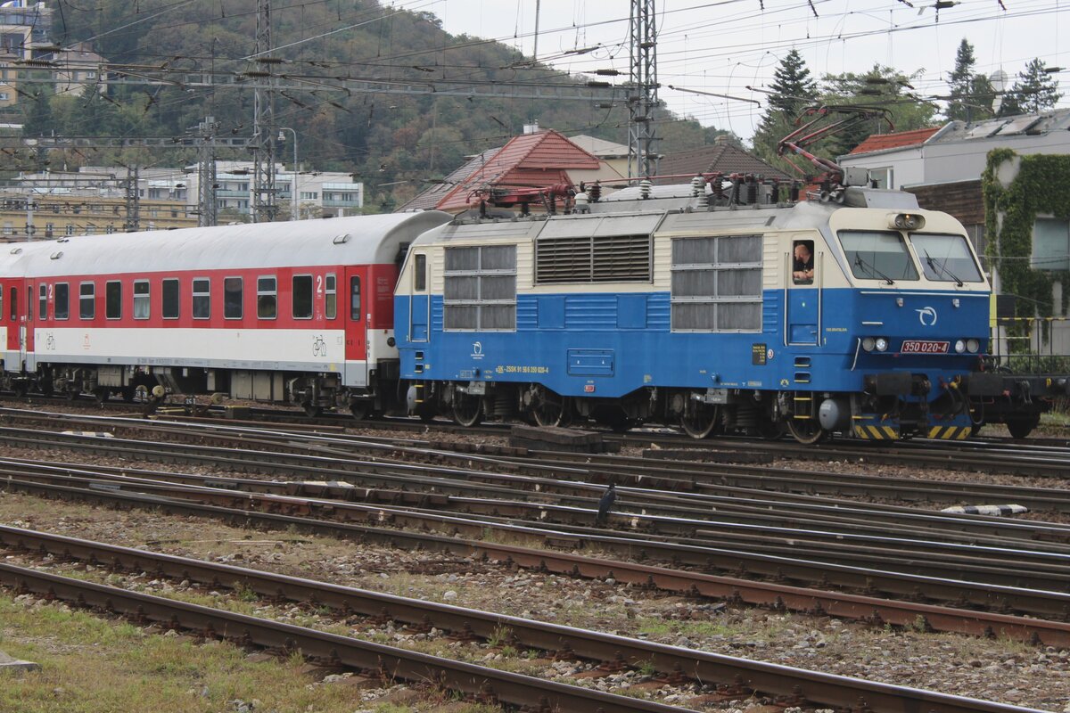 Retrofarbiger ZSSK 350 020 zieht am 17 September 2024 ein Rychlyk nach Zilina aus Bratislava hl.st. aus.