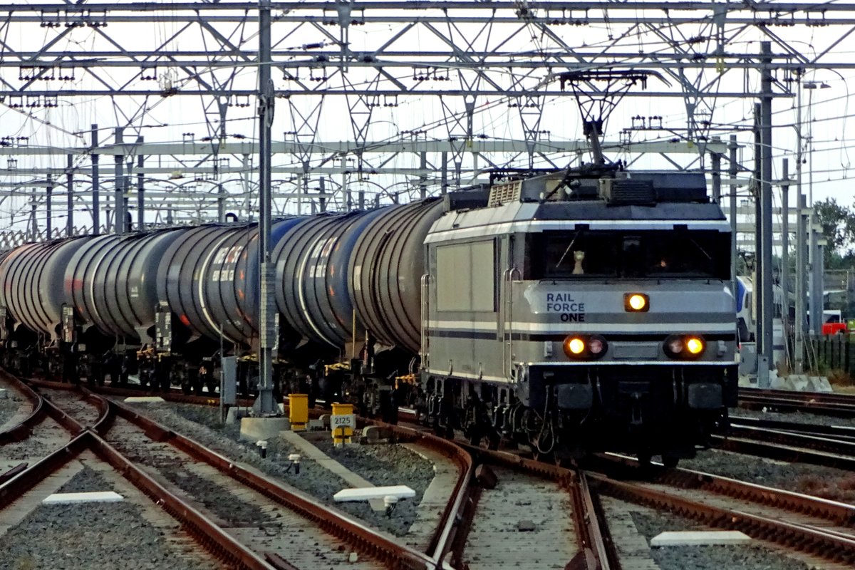 RFO 1829 schlept ein Kesselwagenzug durch 's-Hertogenbosch am 4 Augustius 2019.