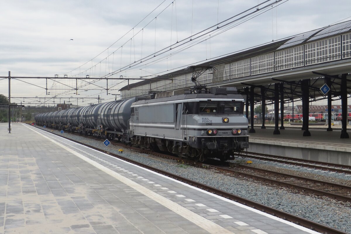 RFO 1829 zieht ein Kesselwagenzug nach Bad bentheim durch Amersfoort am grauen nachmittag von 23 September 2022.