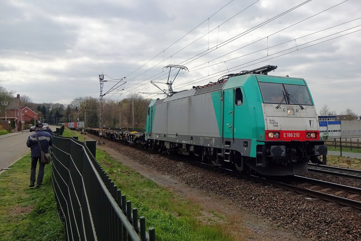 RFO 186 210 zieht ein aus Duisburg kommender KLV in Venlo ein am 8 April 2021.