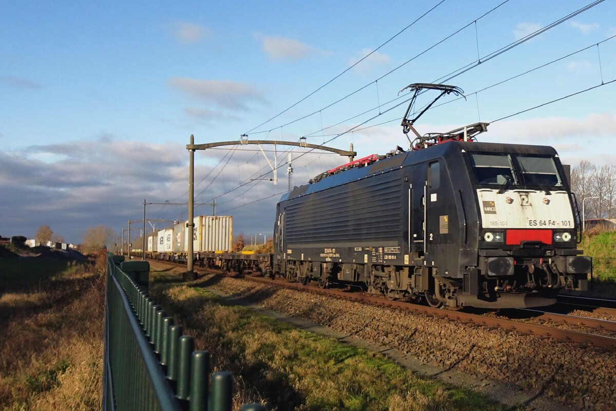 RFO 189 101 zieht am 8 Dezember 2021 ein eher schlicht beladener Containerzug durch Tilburg-Reeshof.