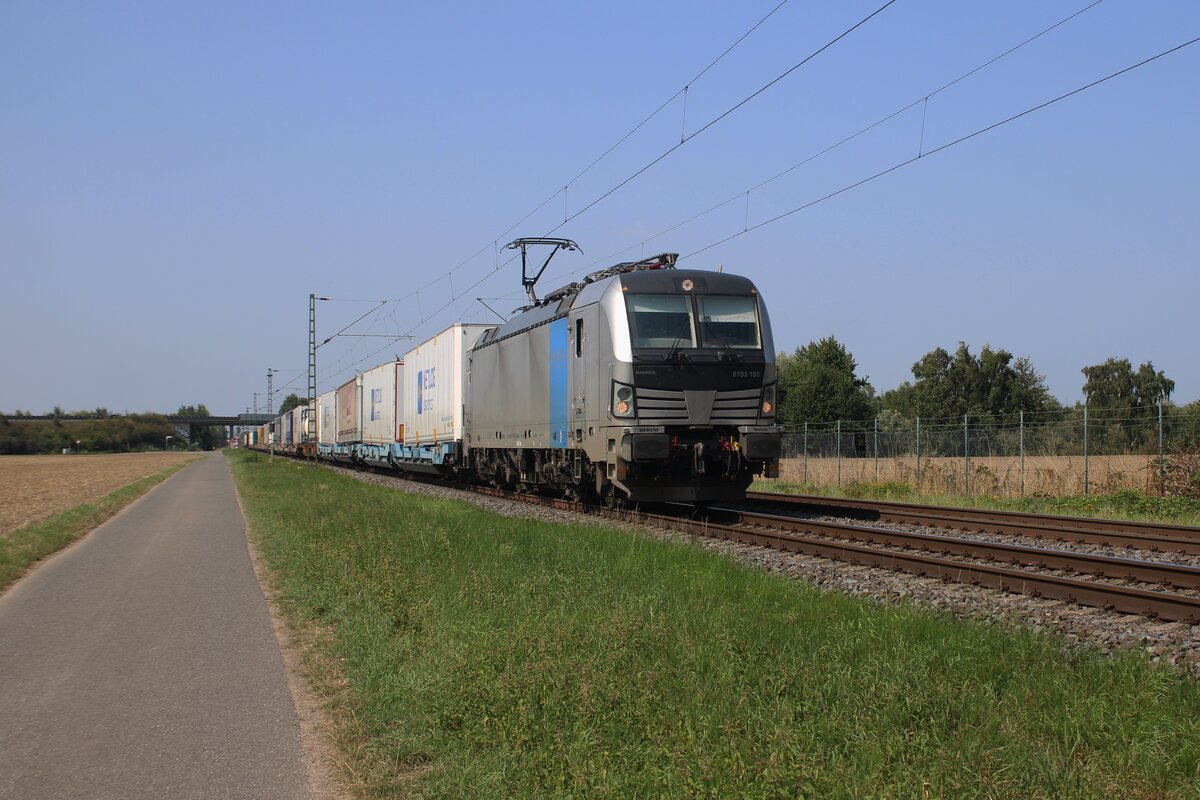 RFO 193 185 schlept am 12 Augustus 2025 ein KLV durch Kaarst-Broicherheide und wird von offenbarer Stelle fotografiert.