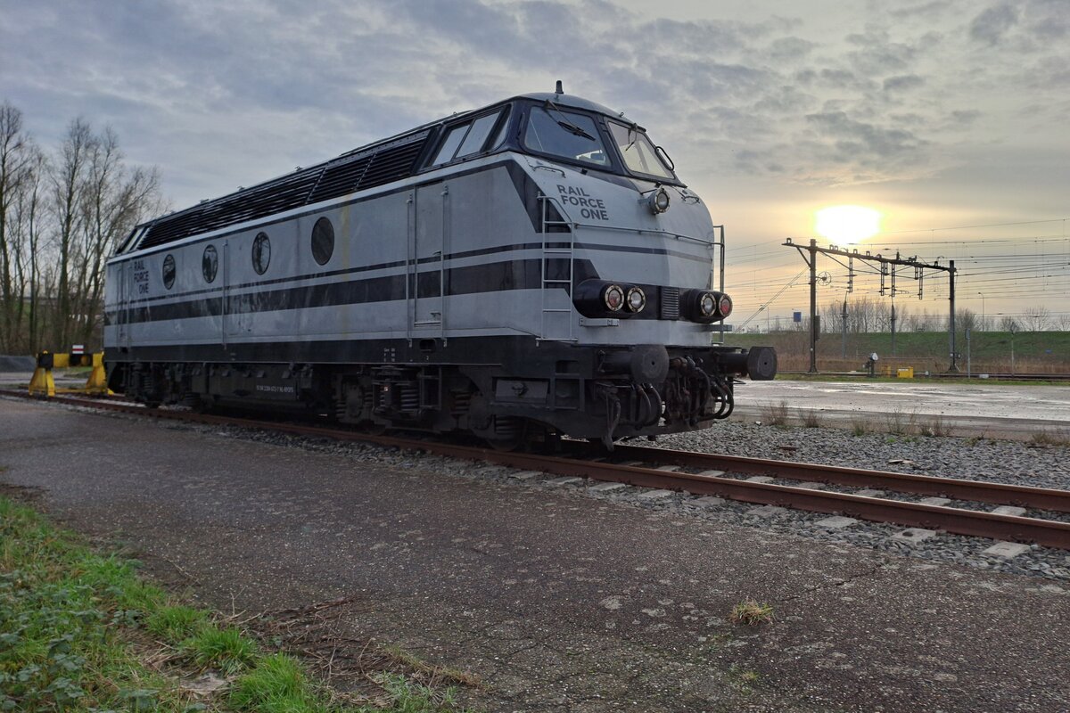 RFO 6702 geniesst am 4 Jänner 2025 die Sonnenuntergang in Lage Zwaluwe.