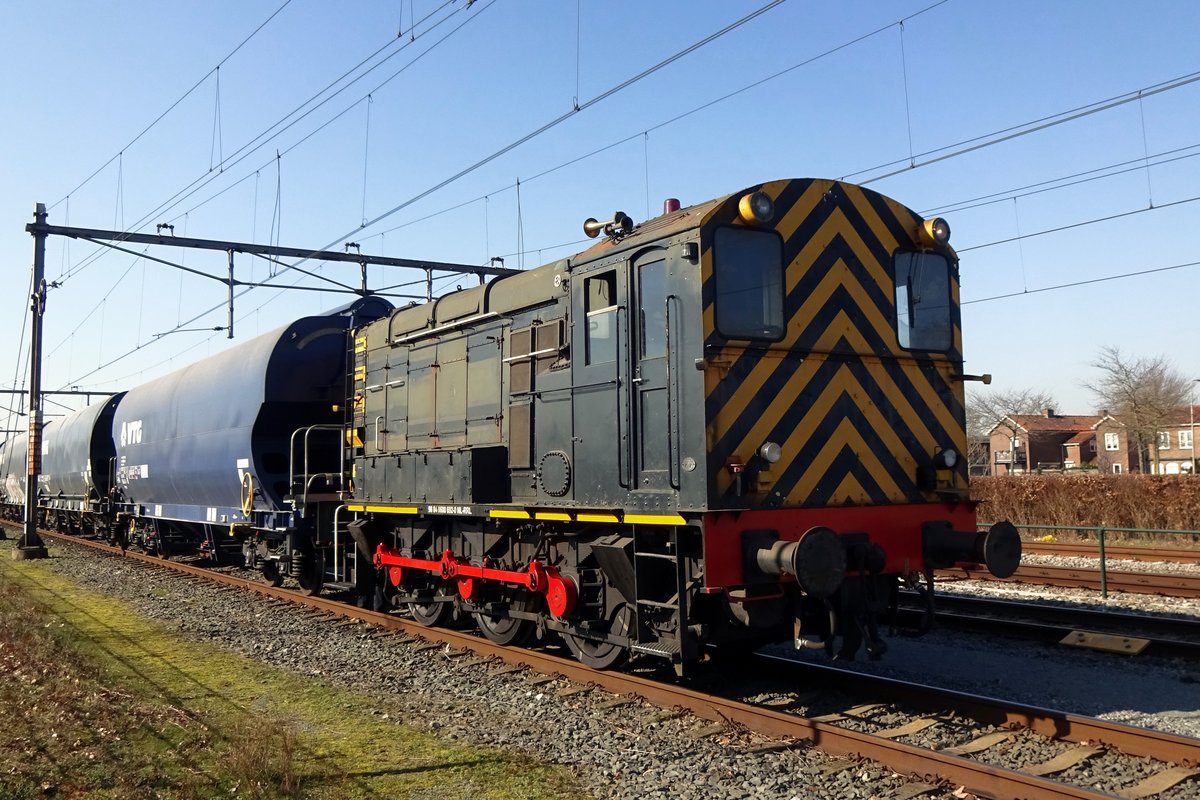 RFO 692 rangiert am 2 Mrz 2021 in Oss mit der 2.Tranche von ein Leerzug nach Bentheim. In Nijmegen wird ein Lok den der 1.Tranchegeschleppt hat, abkuppeln und nach Oss zurckfahren um Teil 2. dieser Zug (das hier aus neuen Wagenbesteht) nach Nijmegen zu fahren. Dort wirden die beide Zugteile kombiniert und wird das Ganze nach Bad bentheim gefhrt werden -und das Alles, weil die Bahnanlagen in Oss nicht ausreichen um den ganzen Zug direct verhandeln zu knnen.