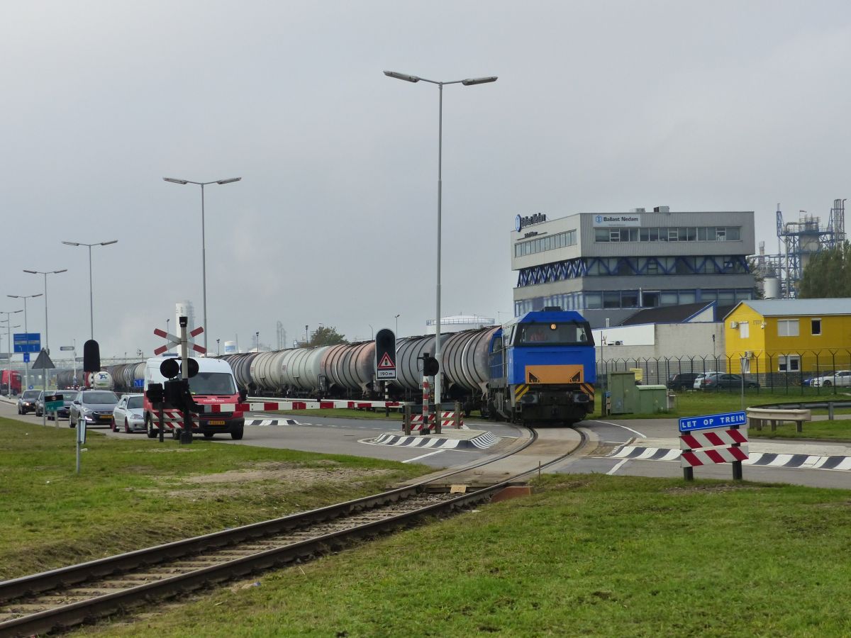 RFO Rail Force One G2000 Diesellok 1446 (  V208  als oud huurdernummer) Bahn�bergang Botlekweg, Botlek, Rotterdam 23-10-2020.

RFO Rail Force One G2000 dieselloc 1446 (  V208  als oud huurdernummer) overweg Botlekweg, Botlek, Rotterdam 23-10-2020.