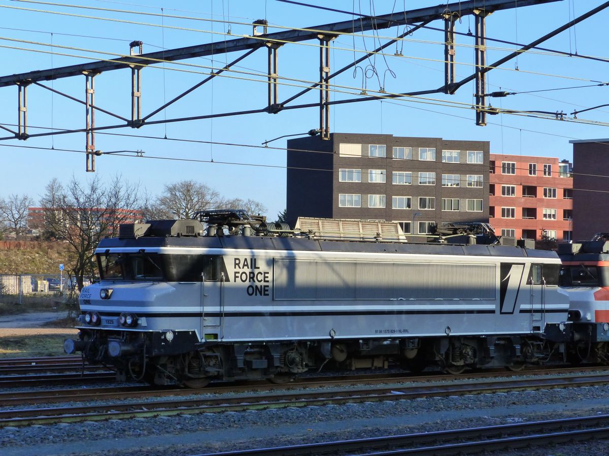 RFO (Rail Force One) Lokomotive 1829 (ex-NS) Gleis 11 Amersfoort Centraal 27-12-2019.

RFO (Rail Force One) locomotief 1829 (ex-NS) spoor 11 Amersfoort Centraal 27-12-2019.