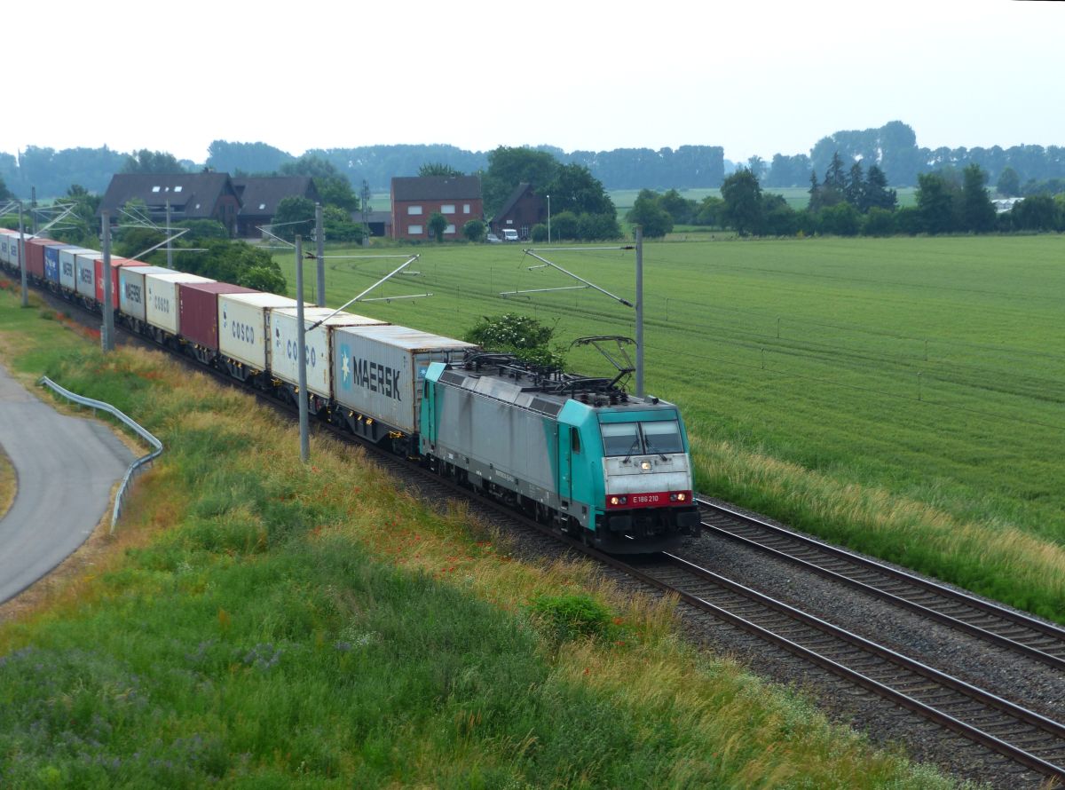 RFO (Rail Force One) Traxx Lokomotive 186 210-1 (91 88 7186 210-1 B-ATLU) Baumannstrasse, Praest, Deutschland 18-06-2021.

RFO (Rail Force One) Traxx locomotief 186 210-1 (91 88 7186 210-1 B-ATLU) Baumannstrasse, Praest, Duitsland 18-06-2021.