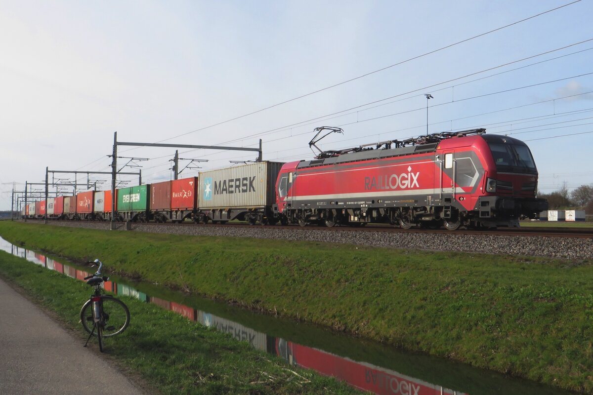 RFO/Railogix 193 627 schleppt ein Containerzug durch Valburg am Abend von 15 März 2023.