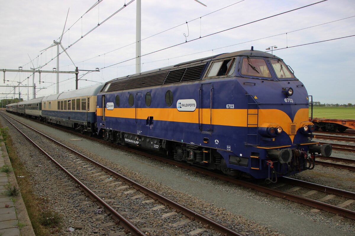RFO/RXP 6703 steht am 27 April 2026 mit ein Sonderzug von Oosterwijk und Moerdijk in Lage Zwaluwe.
