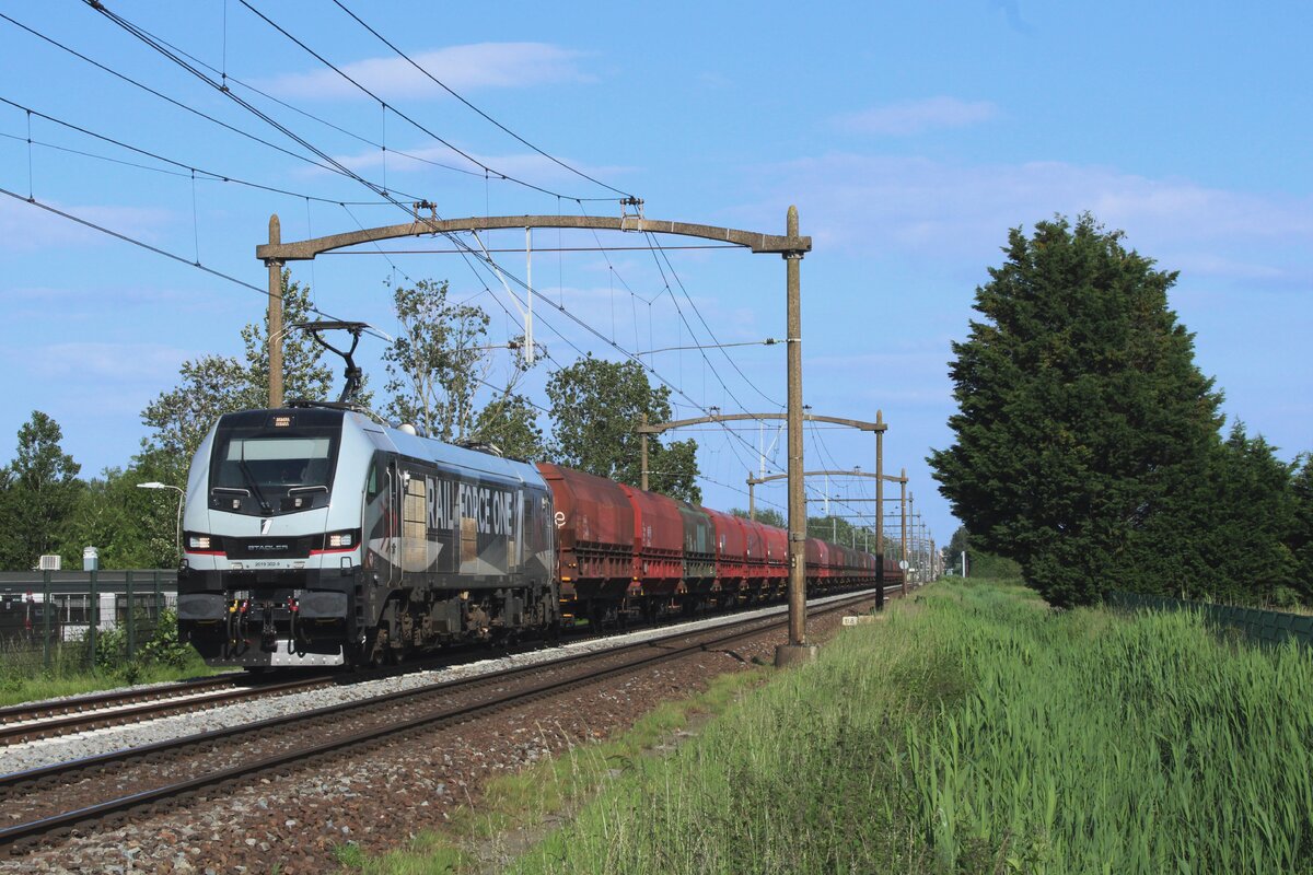 RFOs Neue 2019 302 zieht der Touax-Kohlezug durch Hulten am 5 Juni 2024 und wird bei der bekannter Bahnbergang gerne fotografiert.