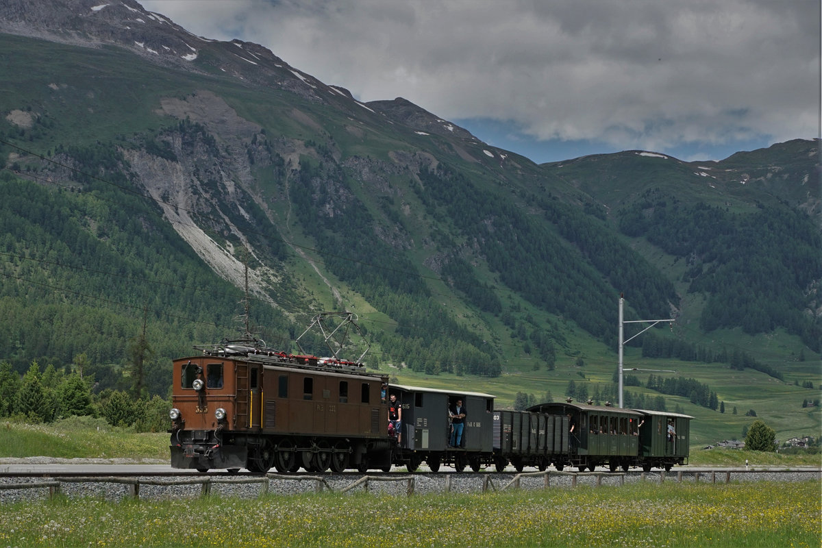 Rhätische Bahn
Bahnvestival Samedan und Pontresina vom 9./10. Juni 2018.
Ge 4/6 353 mit einem gemischten Zug auf der Fahrt nach Pontresina am 9. Juni 2018.
Foto: Walter Ruetsch
