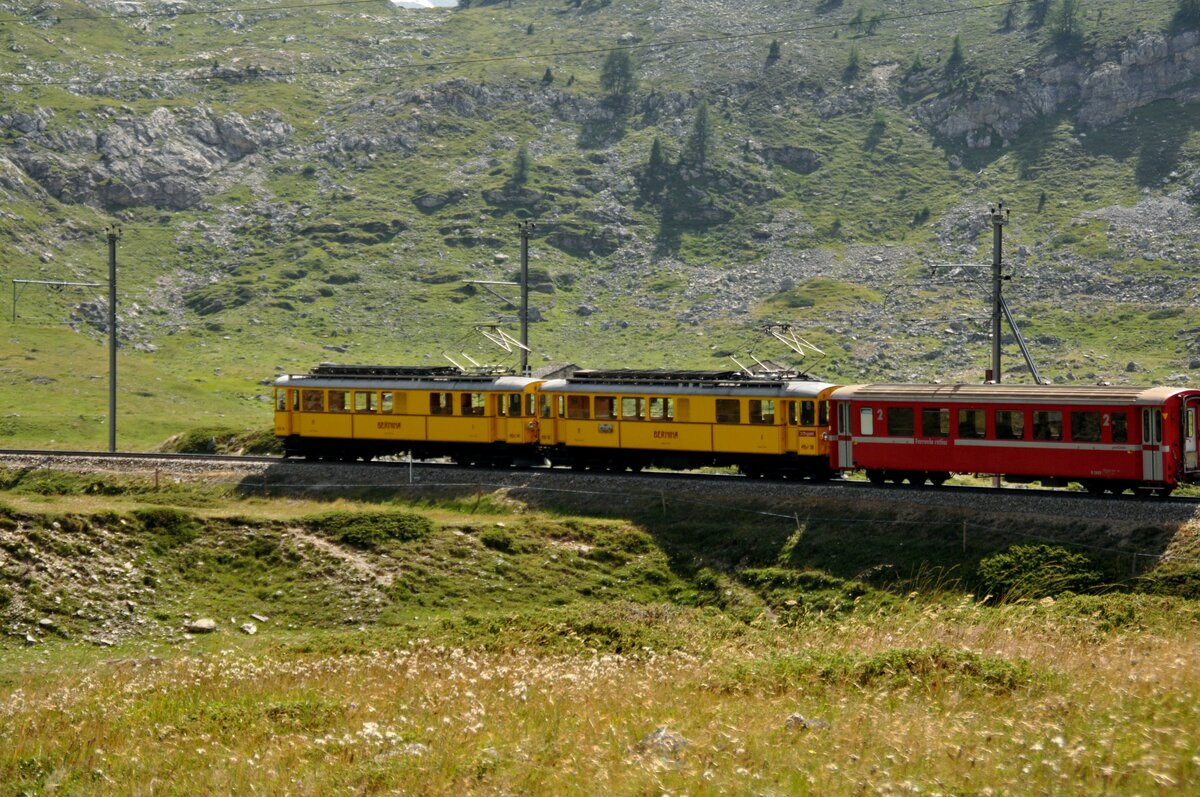 RhB ABe 4/4 Nr.30 und 31 auf dem Bernina Plateau bei Lagalp am 20.08.2009.