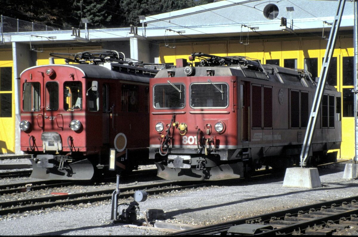RhB ABe 4/4 Nr.37 und Gem 4/4 Nr.801 in Pontresina im Oktober 1990.