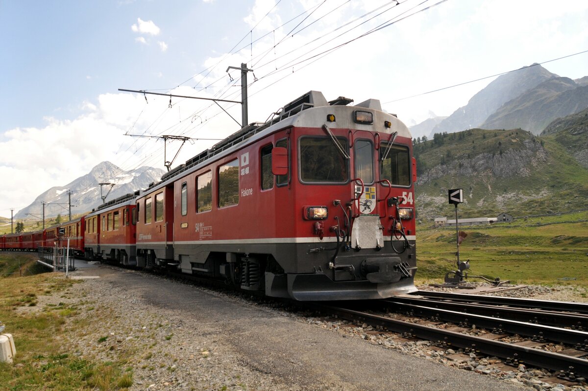 RhB ABe4/4 Nr.54 auf dem Bernina Plateau bei der Einfahrt in die Station Lagalp am 27.08.2009.