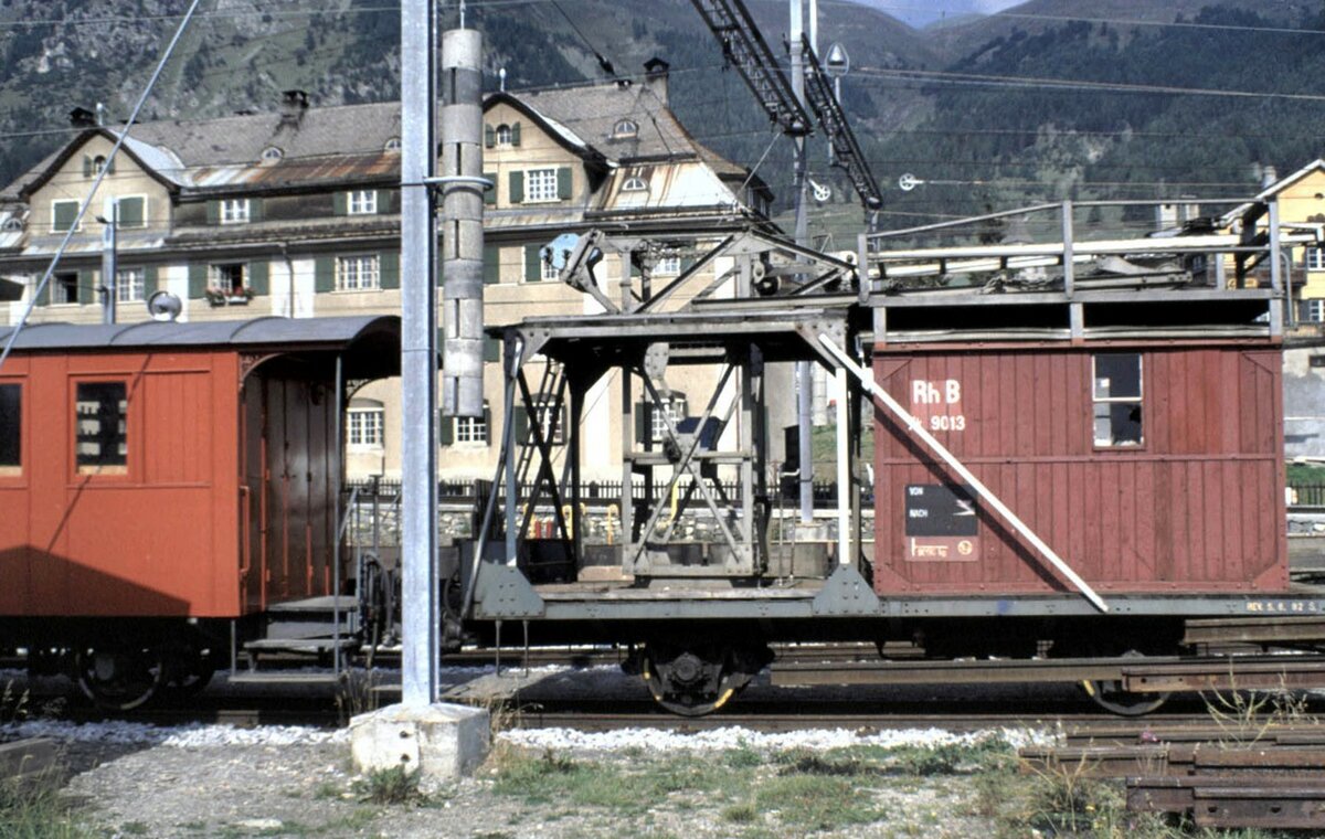 RhB Arbeitswagen fr die Oberleitung Xk 9013 in Samedan im August 1990.