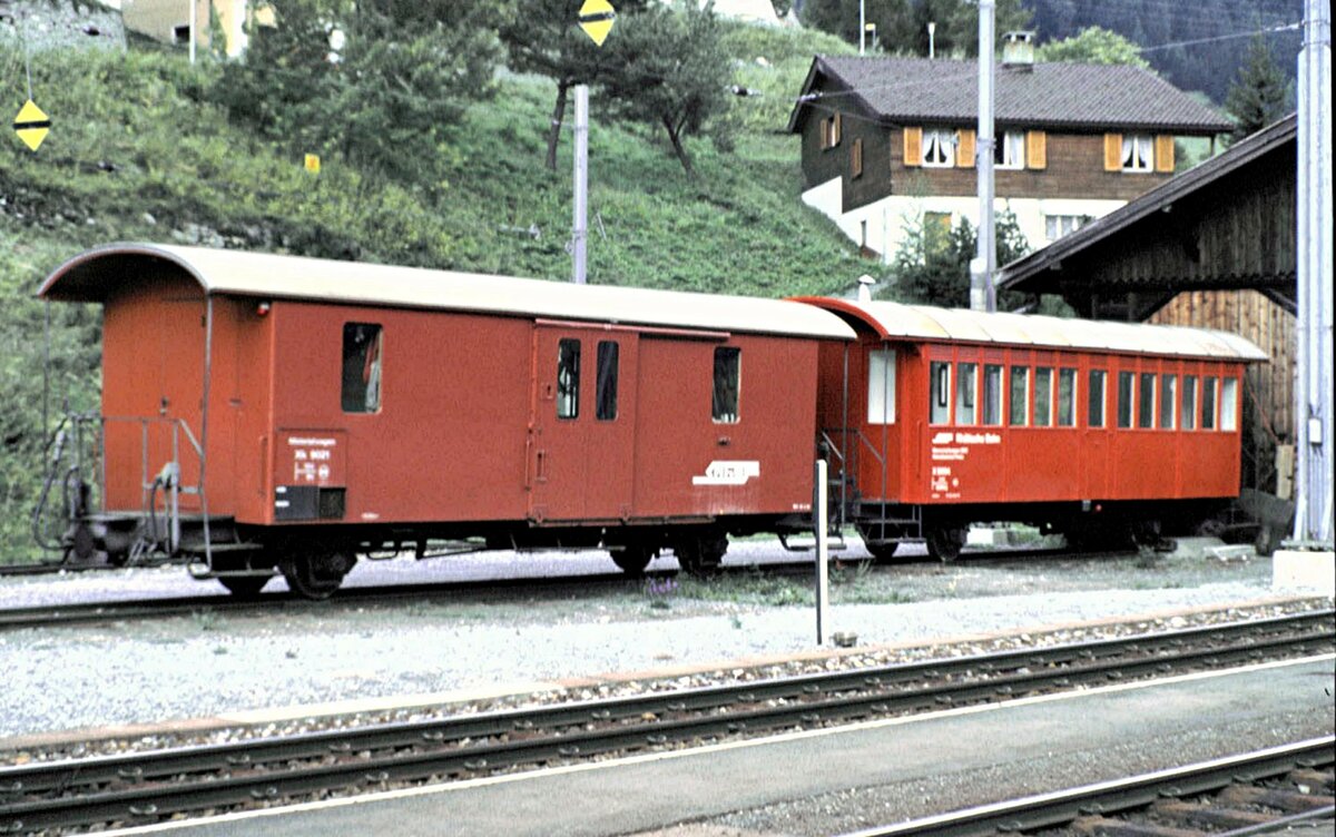 RhB Bauwagen und Mannschaftswagen Nr. X 9064 in Bergn im August 1990.