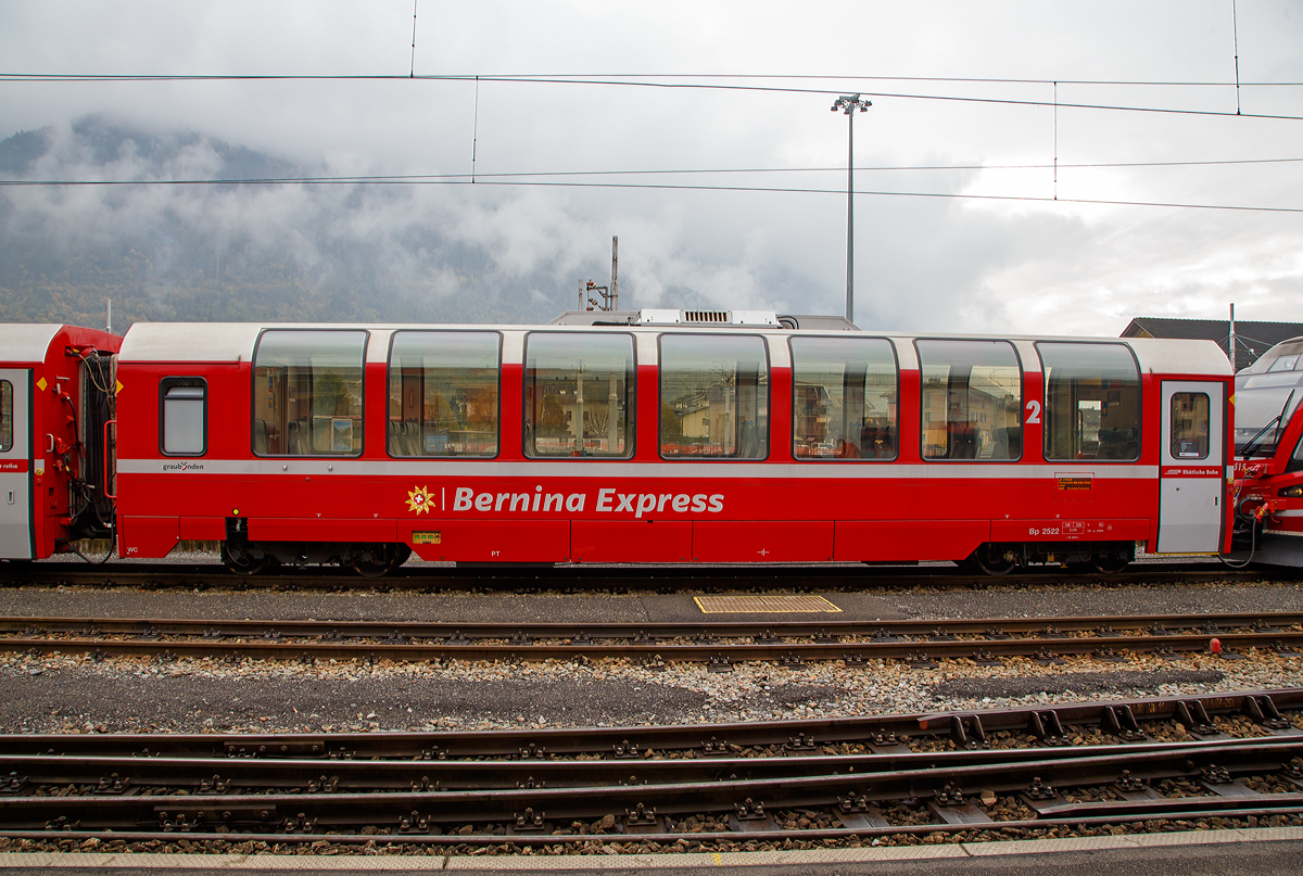 RhB Bp 2522 Bernina-Express BEX 2.Klasse Panoramawagen der 2. Serie (Nachbau-Serie) abgestellt am 02.11.2019 im Bahnhof Tirano. 

Fr den berhmten Bernina-Express lie die Rhtische Bahn RhB 26 Panorama-Wagen in zwei Serienbauen. Gegenber den zuvor fr andere Strecken gebauten Wagen, weisen die Bernina-Wagen eine um 3,2 m geringere Gesamtlnge auf. Es entstanden neun 1.Klasse-  und siebzehn 2.Klasse-Wagen, die sich groer Beliebtheit bei den Fahrgsten erfreuen. 

Um den Bernina-Express einheitlich mit Panoramawagen ausrsten zu knnen, wurden 2006–2007 die 2.Serie von 16 Wagen (Api 1301–1306, Bps 2512–2515, Bp 2521–2526) als Nachbauserie beschafft. Diese erhielten nun allerdings luftgefederte Stadler-Drehgestelle und eine (vakuumgesteuerte) Druckluftbremse. Die vakuumgesteuerte Druckluftbremse wurde auch bei den bestehenden Wagen nachgerstet. Zudem wurde im Erstklasswagen eine rollstuhlgngige Toilette eingebaut. Da inzwischen das Rauchen in Schweizer Zgen generell verboten wurde, konnte auch auf eine Trennwand fr ein Raucherabteil verzichtet werden, bei den bisherigen Wagen wurde diese entfernt.

TECHNISCHE DATEN Bp-Wagen:
Baujahr: 2006/2007 
Hersteller: Stadler
Spurweite: 1.000 mm
Anzahl der Achsen: 4
Lnge ber Kupplung: 16.450mm
Breite: 2.650 mm
Hhe: 3.540 mm
Fubodenhhe: 993 mm
Drehgestellart: luftgefederte Stadler-Drehgestelle
Achsabstand im Drehgestell: 1.800 mm
Laufraddurchmesser: 685 mm (neu)
Sitzpltze: 51
Stehpltze: 46
Eigengewicht: 18,2 t
Nutzlast: 6,2 t
zulssige Geschwindigkeit: 100 km/h
Lauffhig: StN (Stammnetz) / BB (Berniabahn) / MGB (Matterhorn Gotthard Bahn)