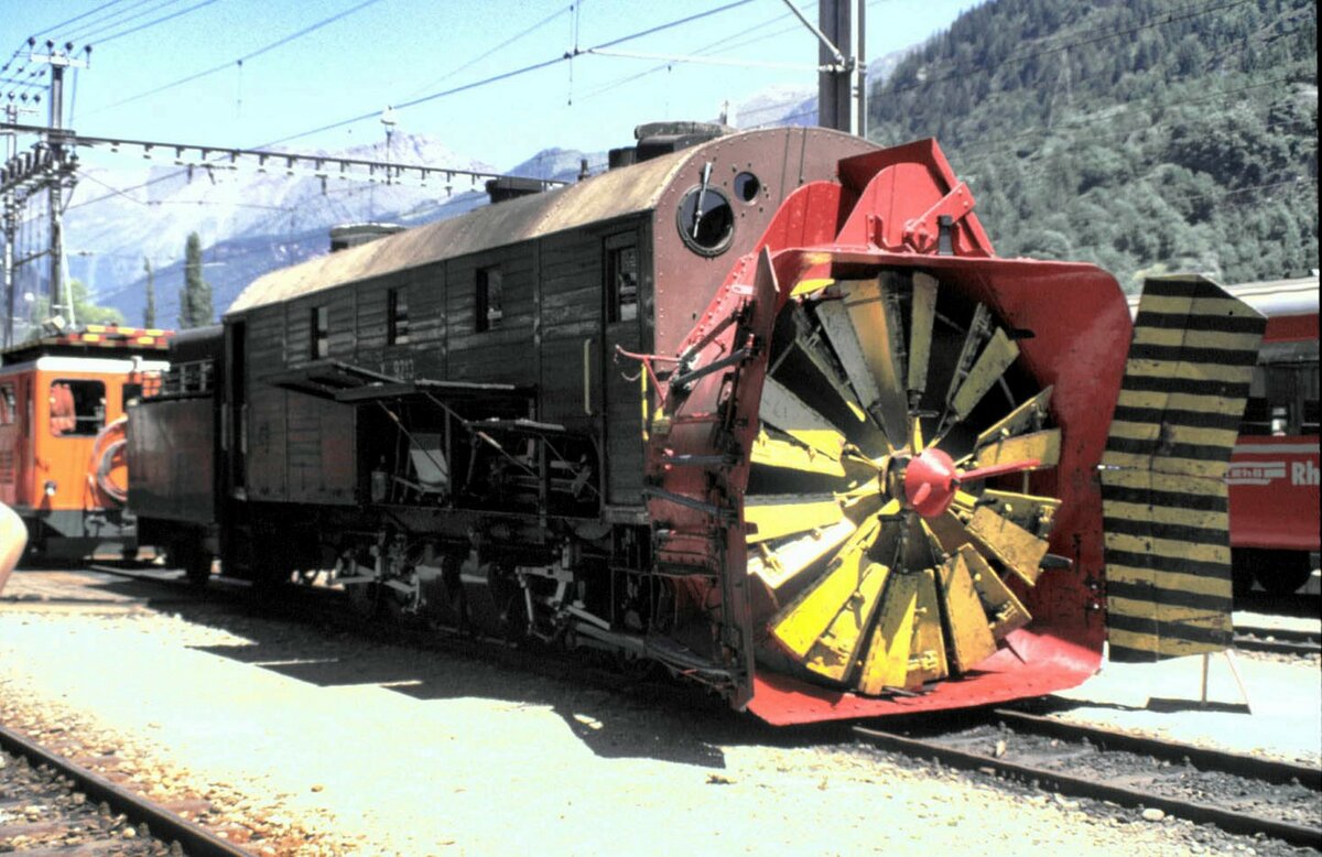 RhB Dampfschneeschleuder X rot 9213 in Poschiavo im August 1989.