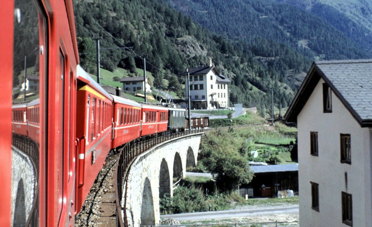 RhB Ge 4/4 I nr.604 auf dem Weg nach Scoul-Tarasp im August 1990.