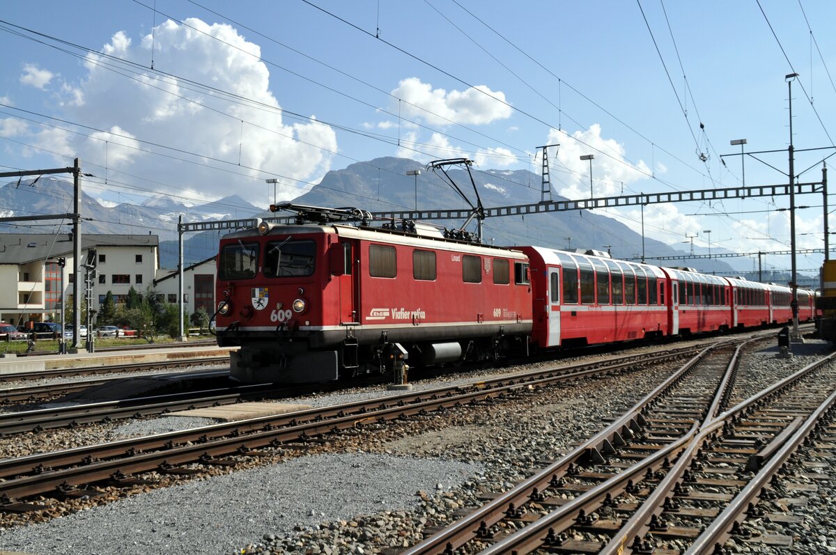 RhB Ge 4/4 I U Nr.609 mit Personenzug in Samedan am 24.08.2009.