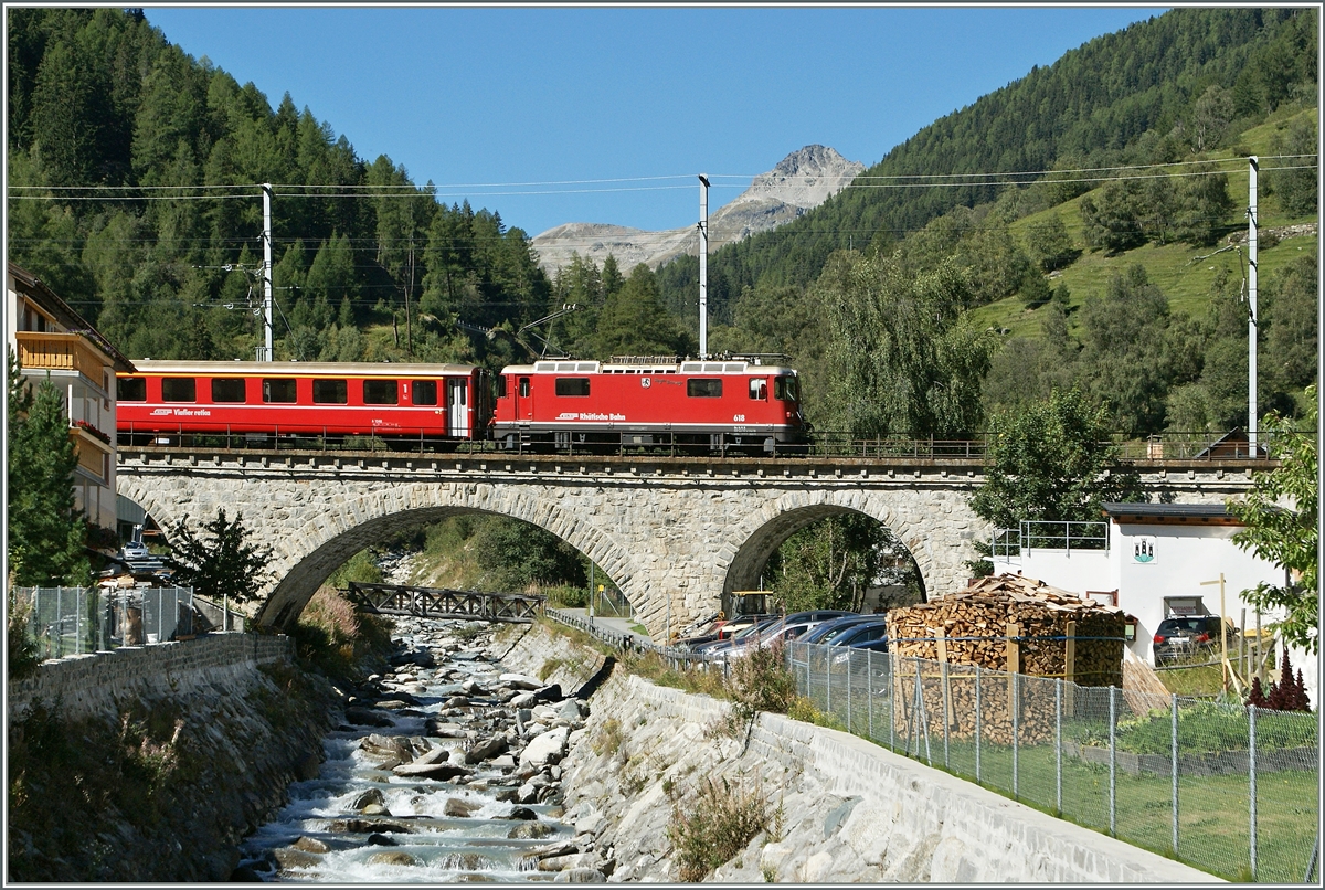 RhB Ge 4/4 II 618 mit eiem RE in Susch. 
13. Sept. 2011