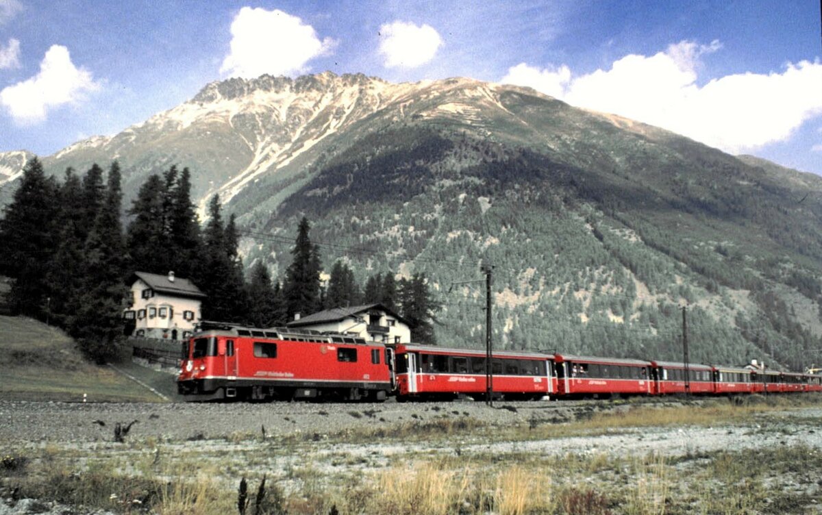 RhB Ge 4/4 II mit Bernina-Express in Bever im September 1989.