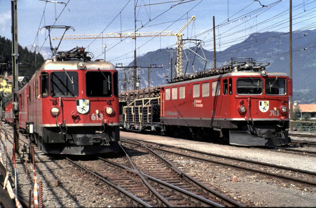 RhB Ge 4/4 II Nr.613 und Ge 6/6 II Nr.705 in Thusis im Oktober 1991.