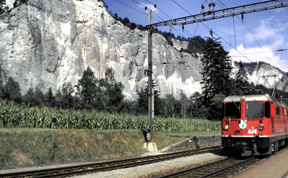 RhB Ge 4/4 II Nr.624 bei Versam Safien in der Ruinaulta-Schlucht im August 1990.