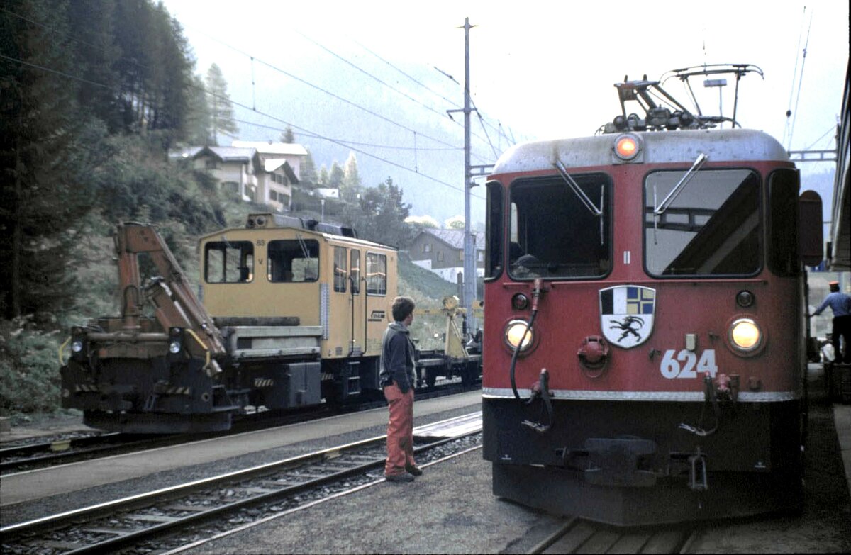 RhB Ge 4/4 II Nr.624 und Tm 2/2 Nr.83 in Bergn im August 1990.