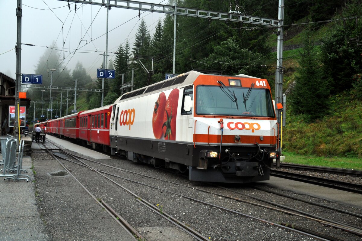 RhB Ge 4/4 III Nr.641 mit Werbung für Coop in Bergün am 29.08.2009.