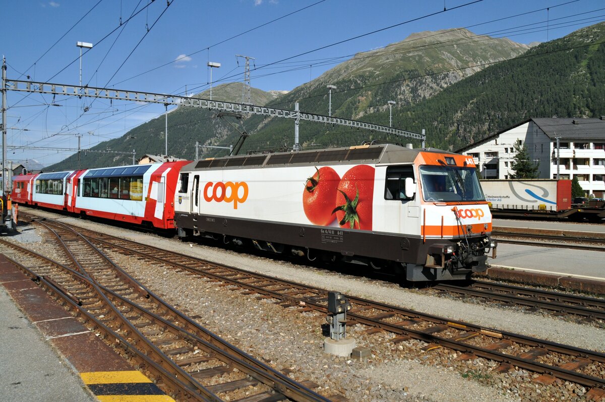 RhB Ge 4/4 III Nr.641 mit Werbung Coop mit Glacier-Express in Samedan am 19.08.2009.