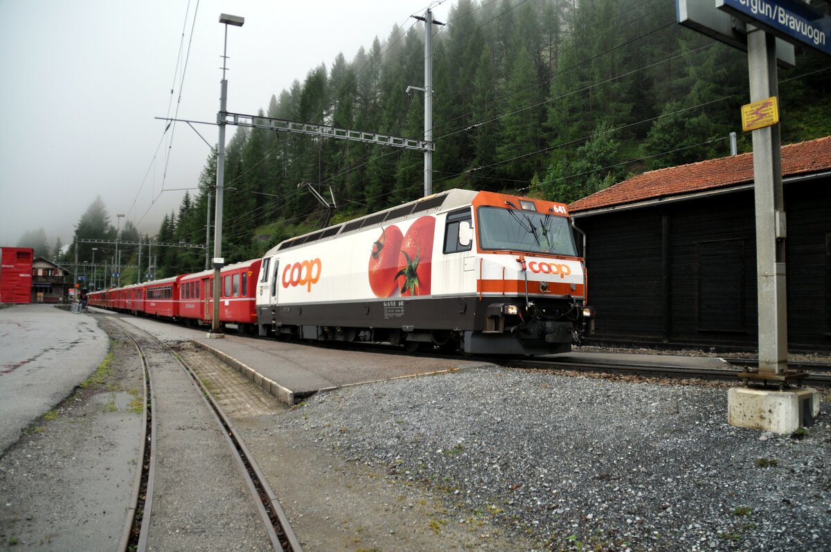 RhB Ge 4/4 III Nr.641 mit Werbung für COOP in Bergün am 29.08.2009.