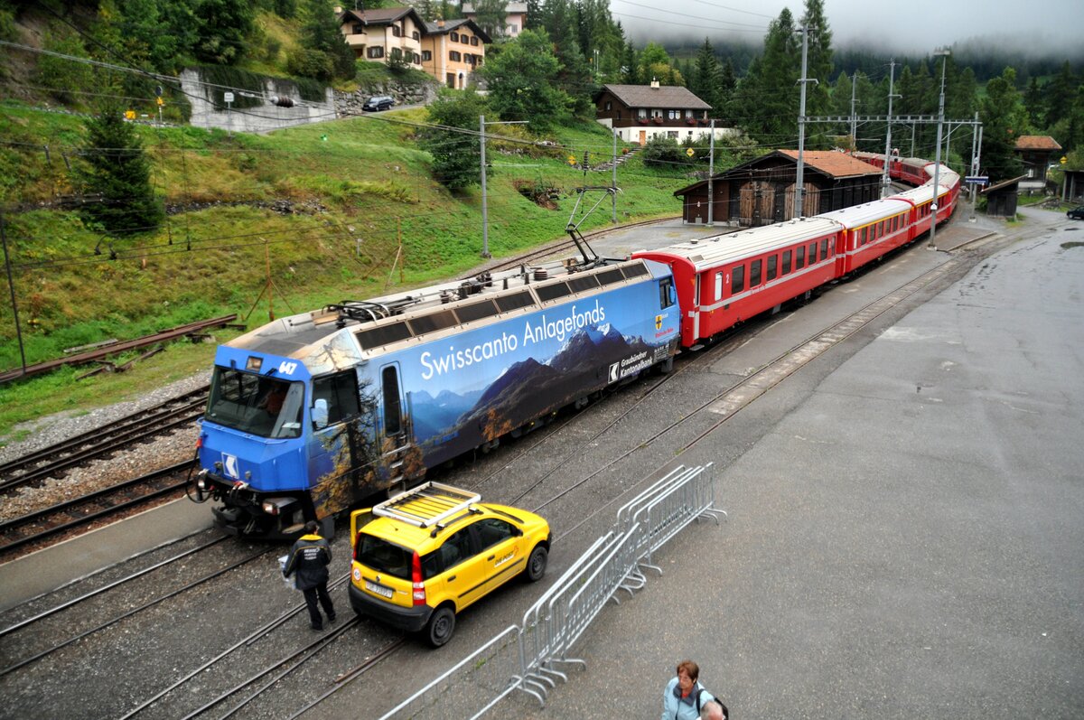 RhB Ge 4/4 III Nr.647 mit Werbung Swisscanto Bank mit langem Personenzug in Bergün am 29.08.2009.