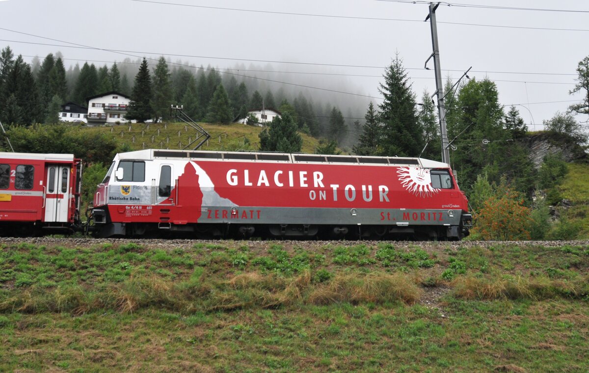 RhB Ge 4/4 III Nr.651 mit Werbung Glacier Express bei Bergün am 29.08.2009.