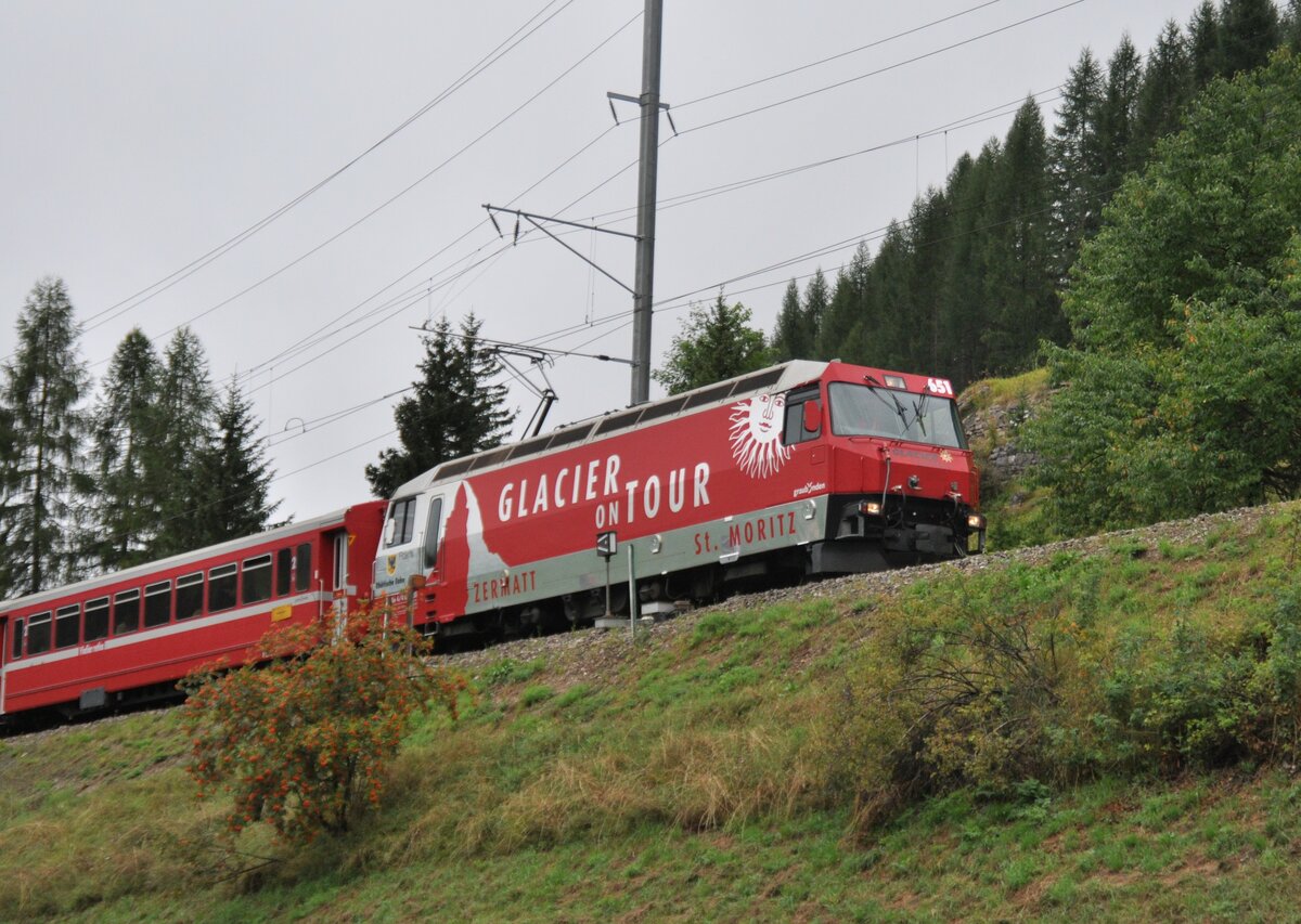 RhB Ge 4/4 III Nr.651 mit Werbung für Glacier Express in Bergün am 29.08.2009.