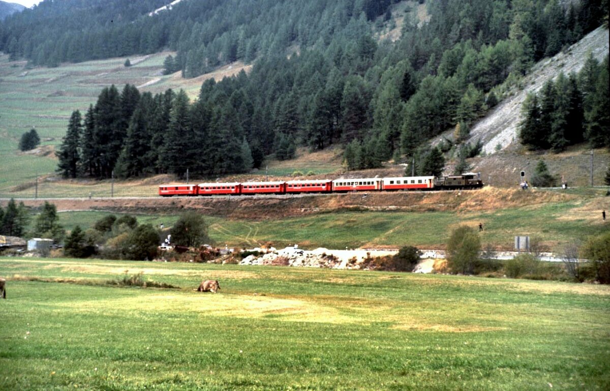 RhB Ge 6/6 I bei LaPunt mit Salonwagen beim Jubiläum im September 1989.