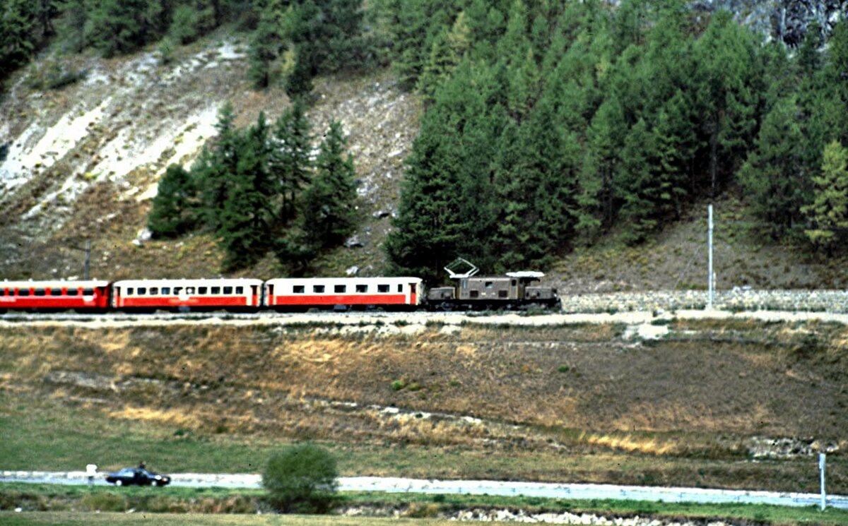RhB Ge 6/6 I Nr.412 bei LaPunt mit Salonwagenzug zum RhB Jubiläum im September 1989.