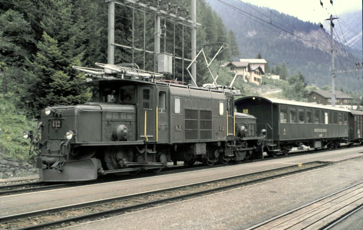 RhB Ge 6/6 I Nr.412 mit GmP in Bergün im August 1990.