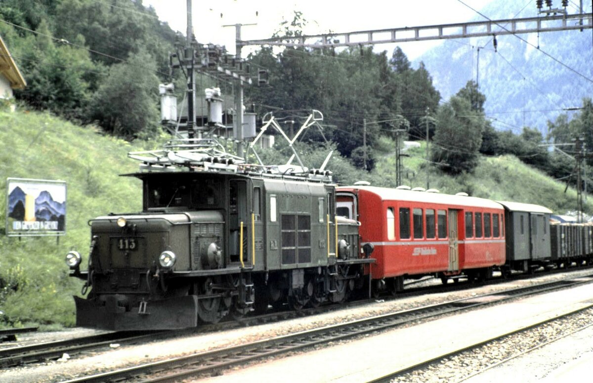 RhB Ge 6/6 I Nr.413 mit Personenzug mit Güterbeförderung in Tiefencastel im August 1989.